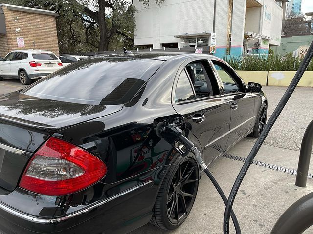 MERCEDES: BENZINA AL VOLO